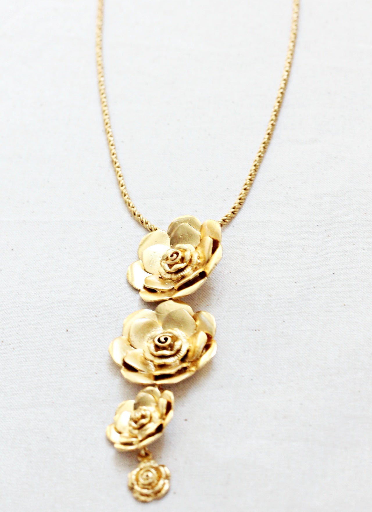 BED OF ROSES NECKLACE