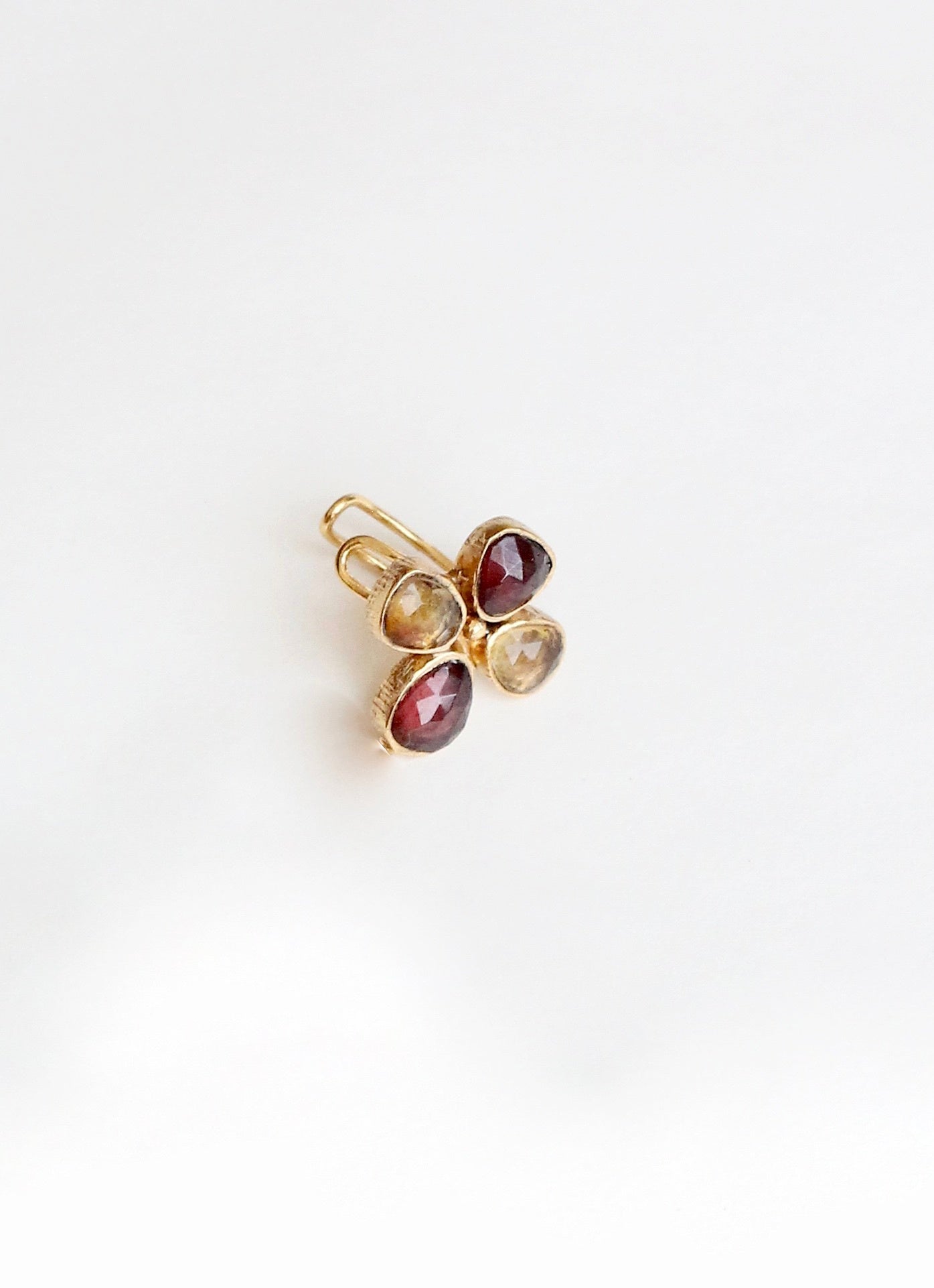 EAR CUFF FRANGIPANI GARNET