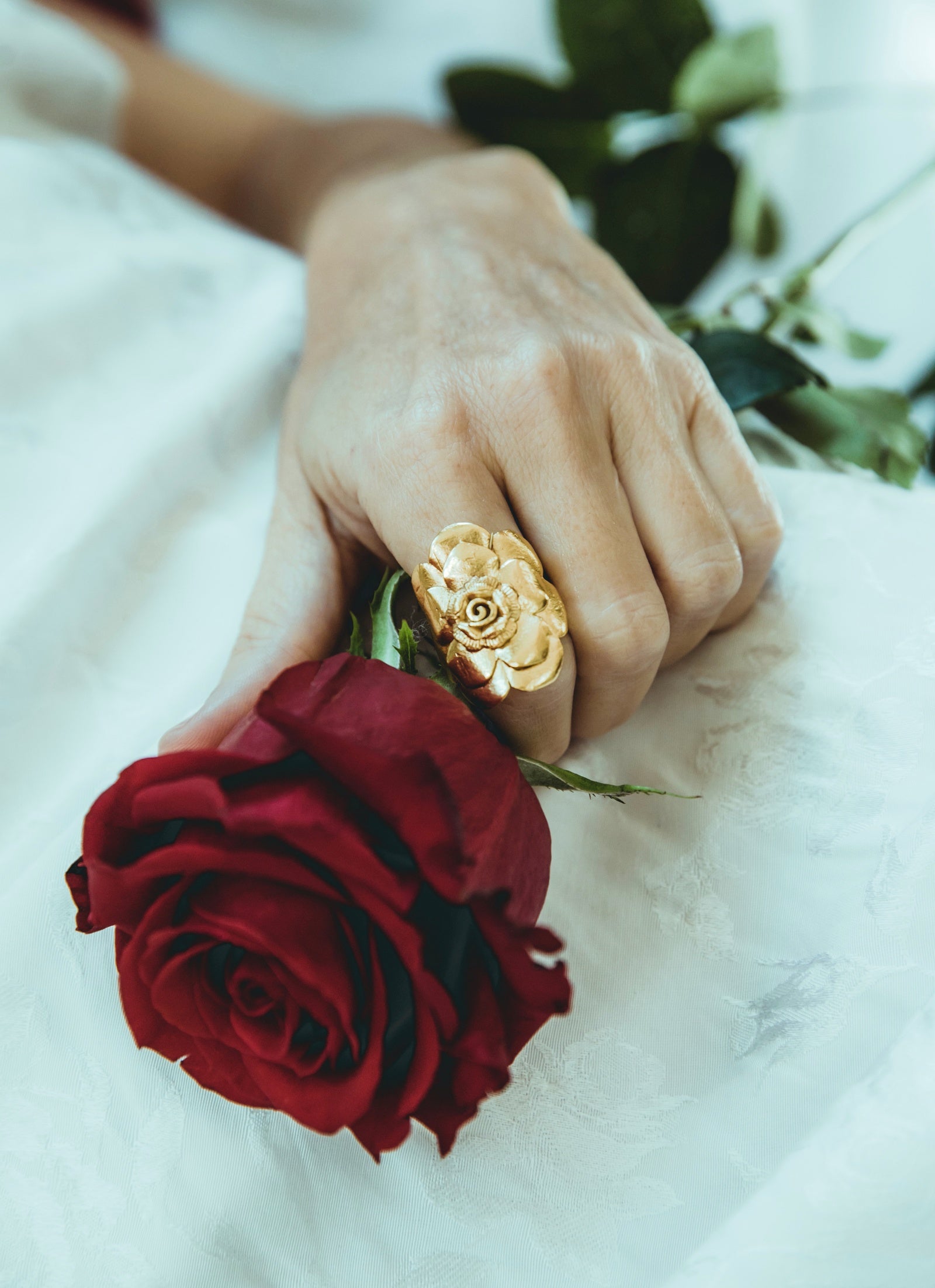 BED OF ROSES RING