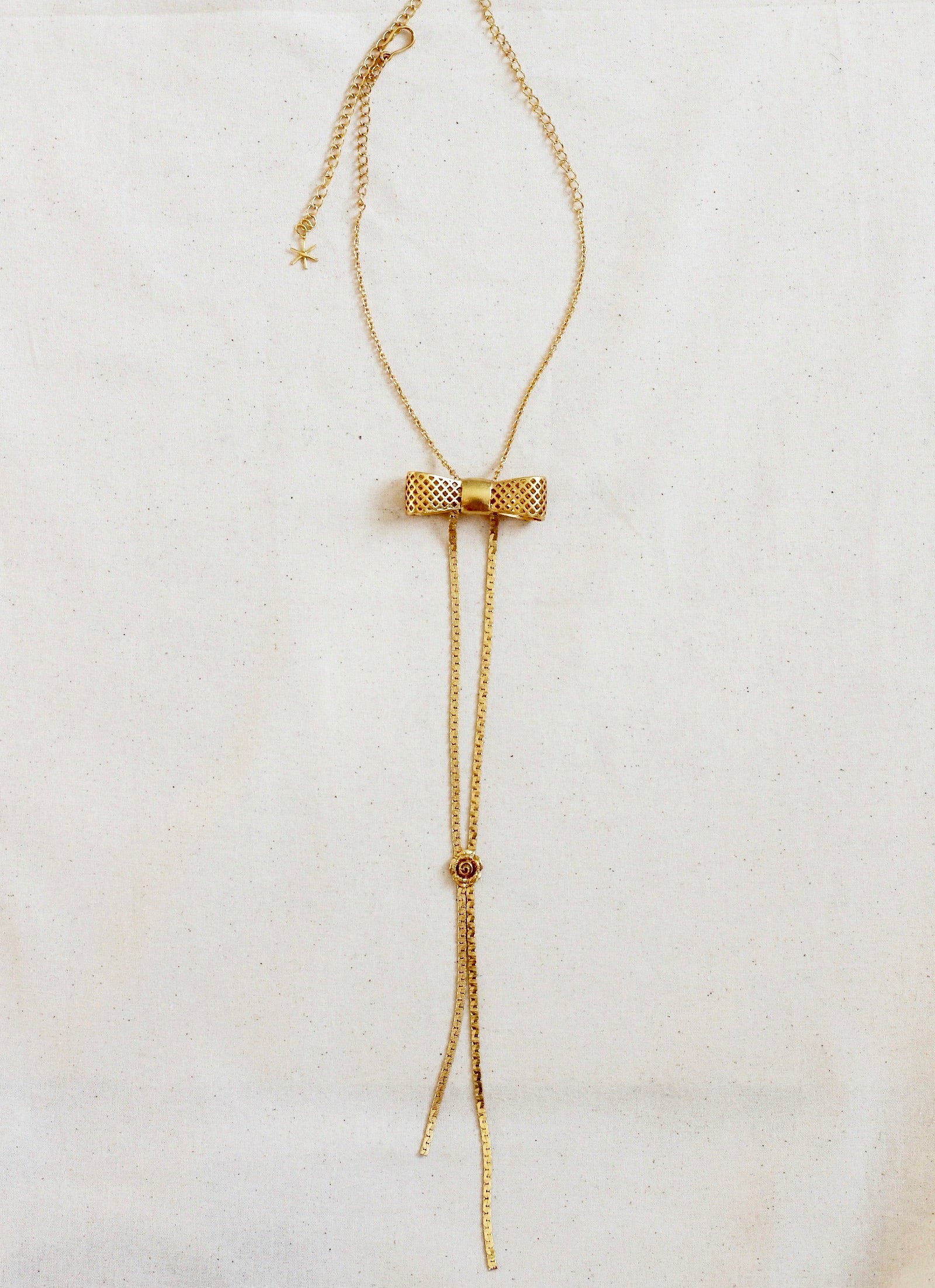 BOW &amp; ROSE NECKLACE